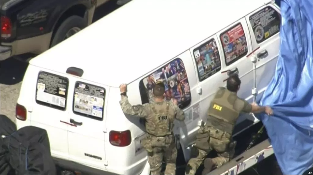 El vehículo en el que se trasladaba el sospechoso de enviar paquetes bomba en EEUU (Fotos)
