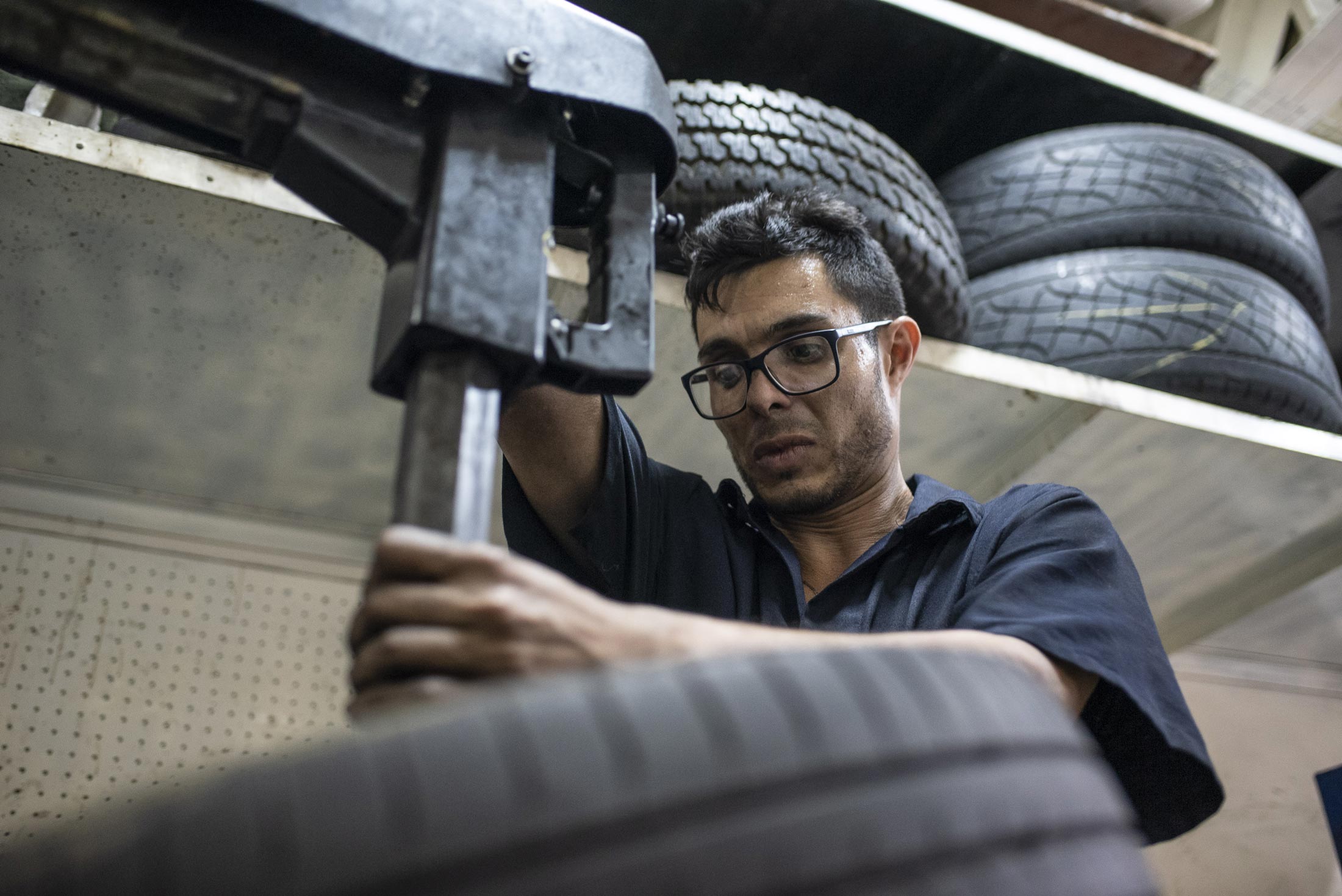 Reparar los cauchos se ha convertido en una opción para los maracayeros