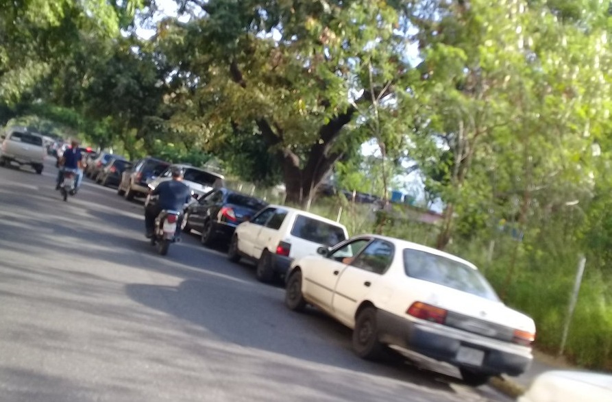 Así están las kilométricas colas en Maracay para echar gasolina #31Oct (Video)