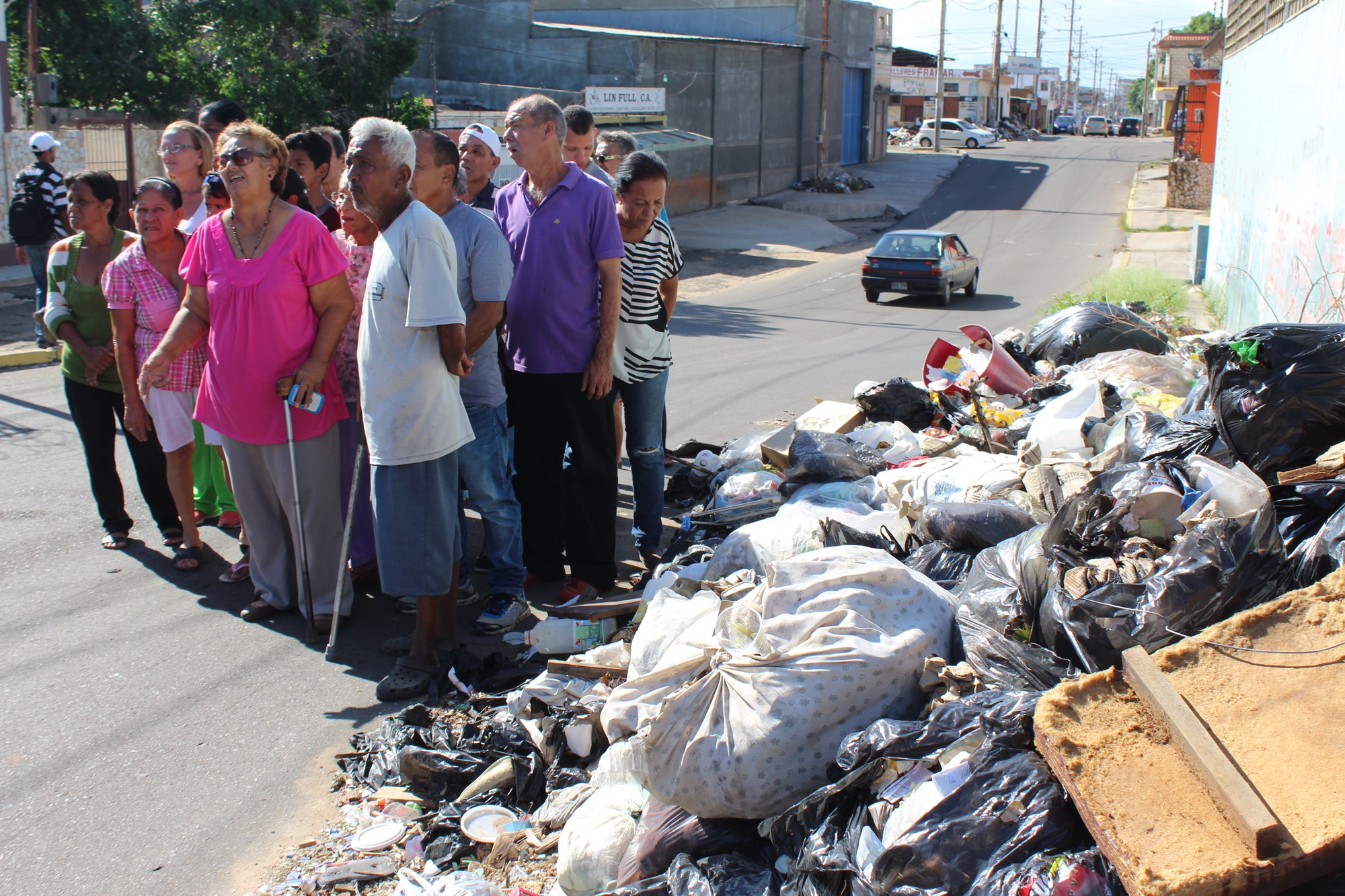 Montañas de basura tienen alarmados a los vecinos de la parroquia Chiquinquirá en Zulia (Fotos)
