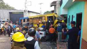 ¡Casi no lo cuentan! Tres personas resultaron heridas tras colisión de un autobús en Táchira (FOTO)