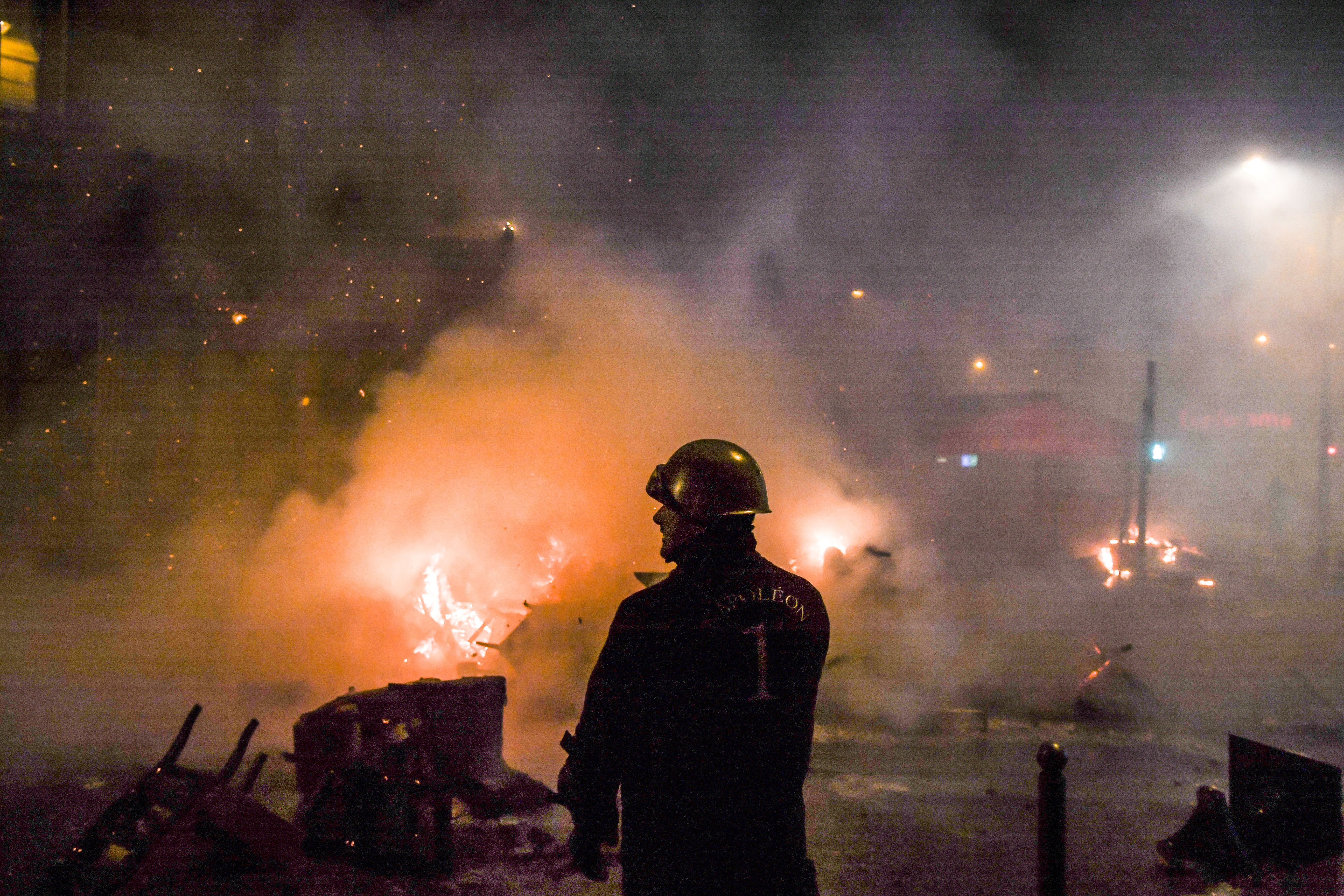 Caos en París: Violentas trifulcas, más de 60 heridos y cientos detenidos en protesta contra Macron (FOTOS)