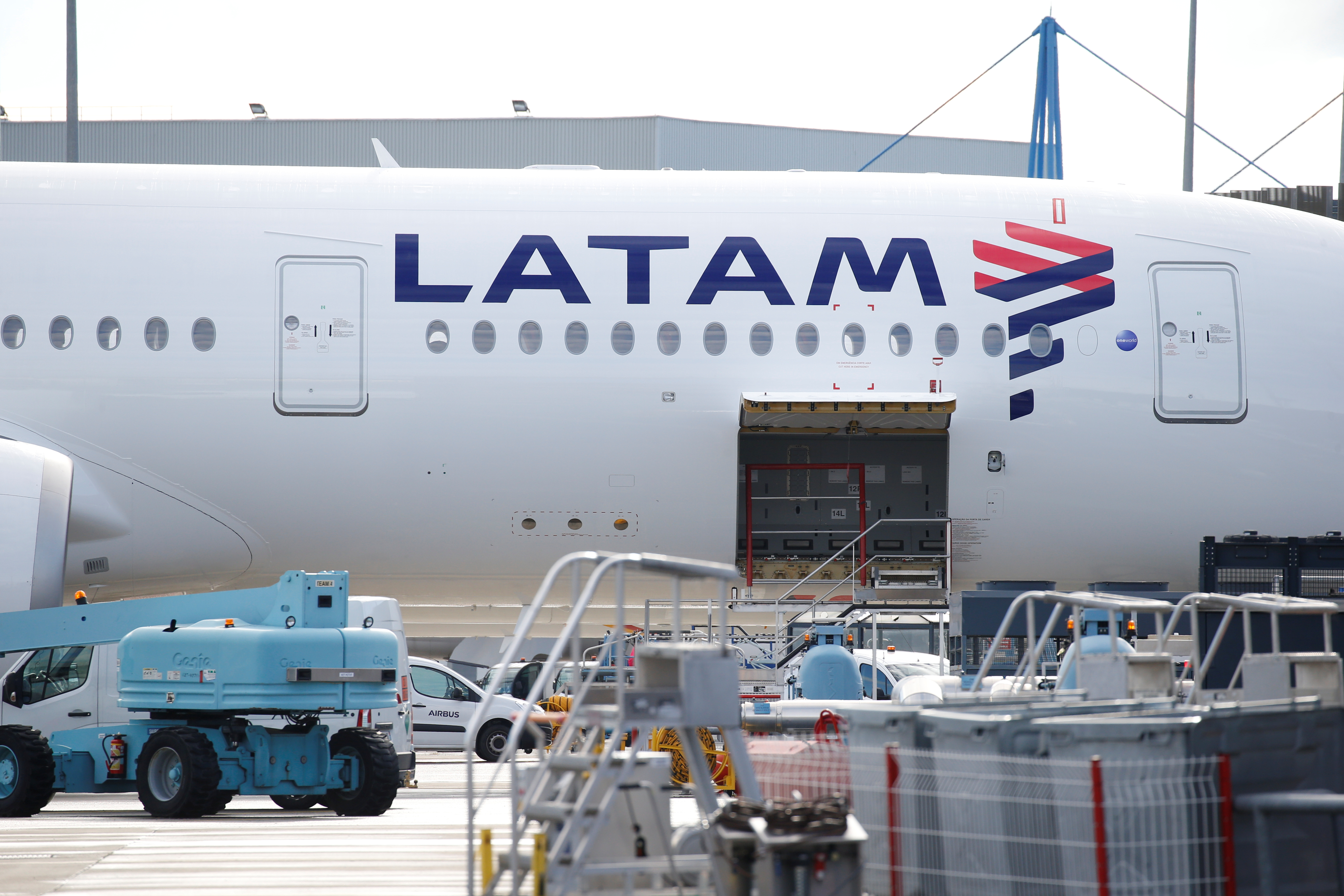 Trabajadores de la aerolínea Latam en paro por mejoras laborales