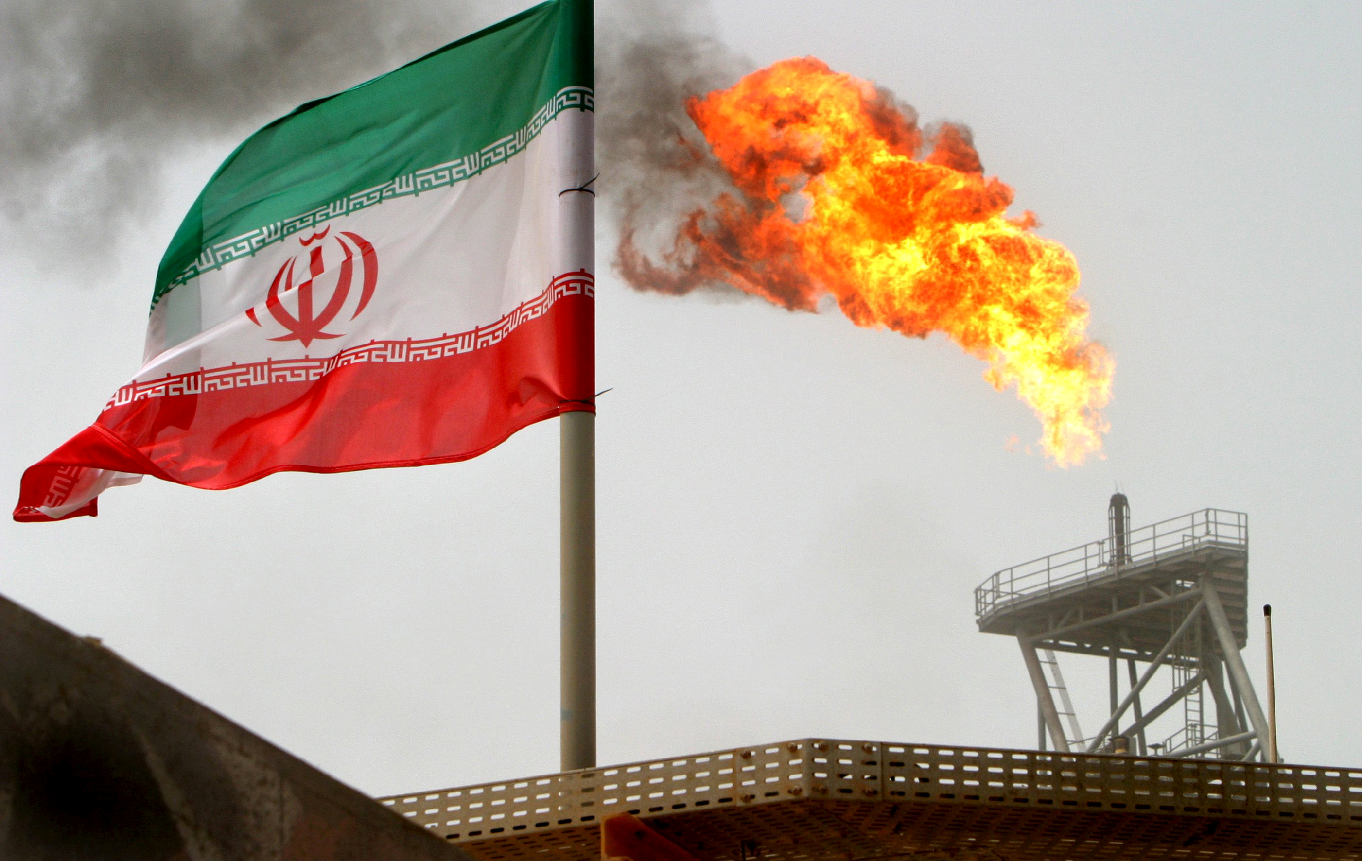 Opep logra luz verde de Irán para recortar producción petrolera en 0,8 millones de barriles de crudo