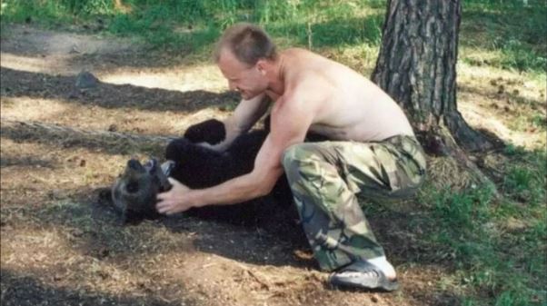 Crió a un oso durante años en su casa y terminó devorado hasta los huesos 