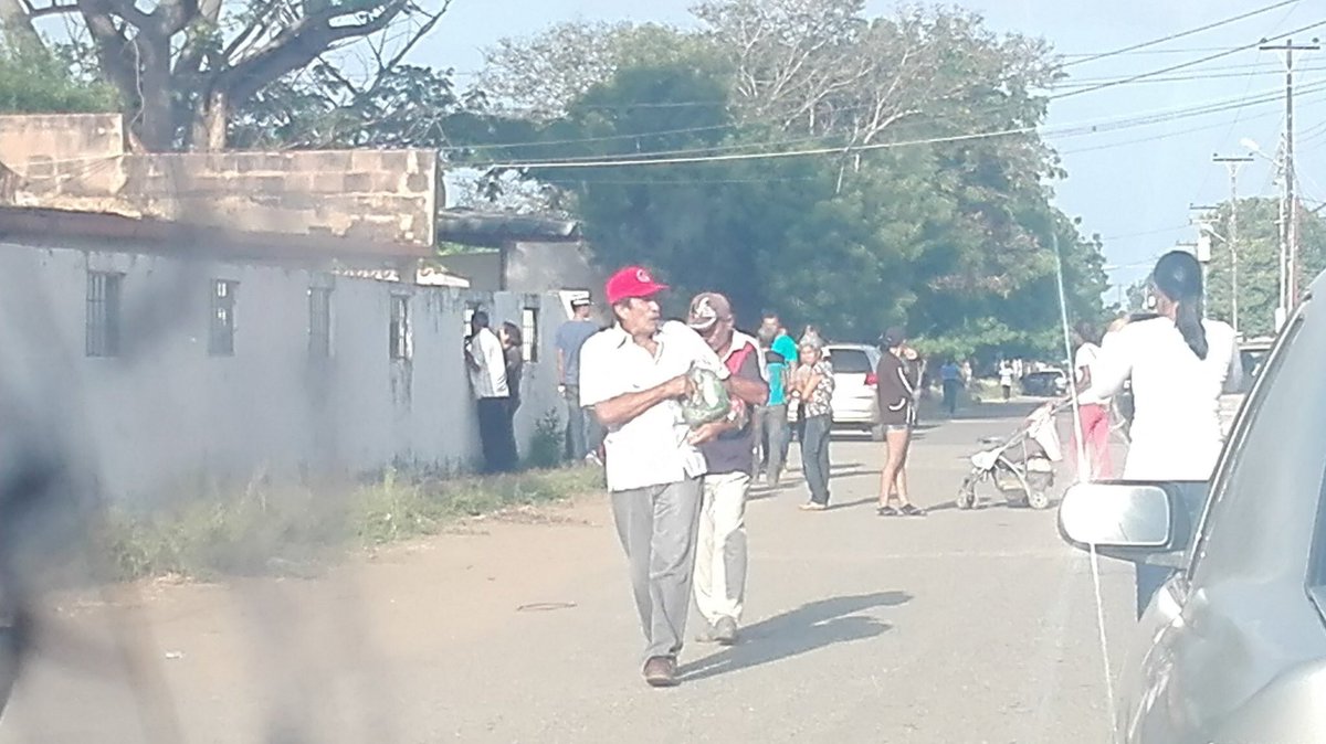 Se aprovechan del hambre para llegar al poder: Denuncian entrega de Clap a cambio de votos (fotos y videos)