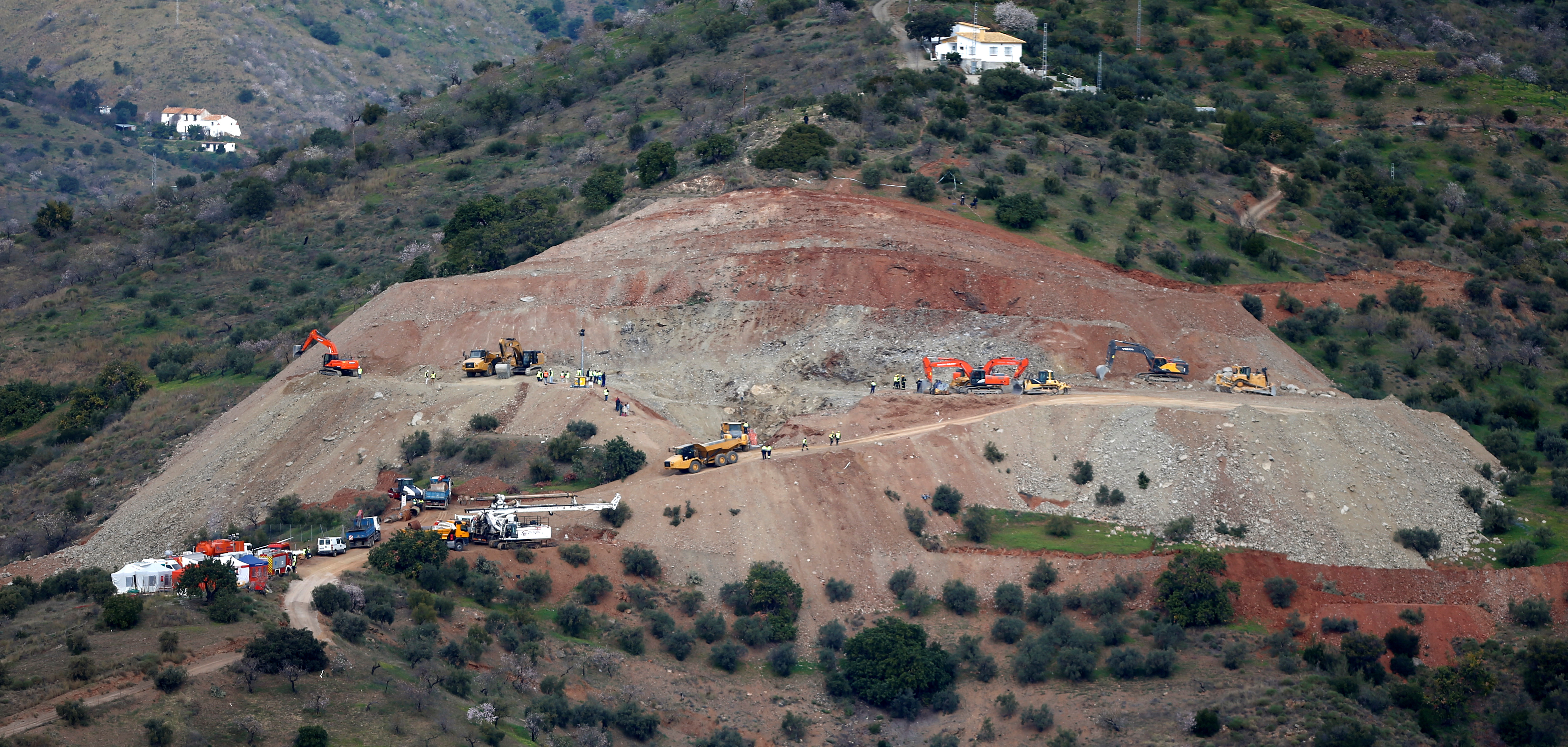 Los técnicos preparan el túnel para rescatar a niño atrapado en un pozo en España