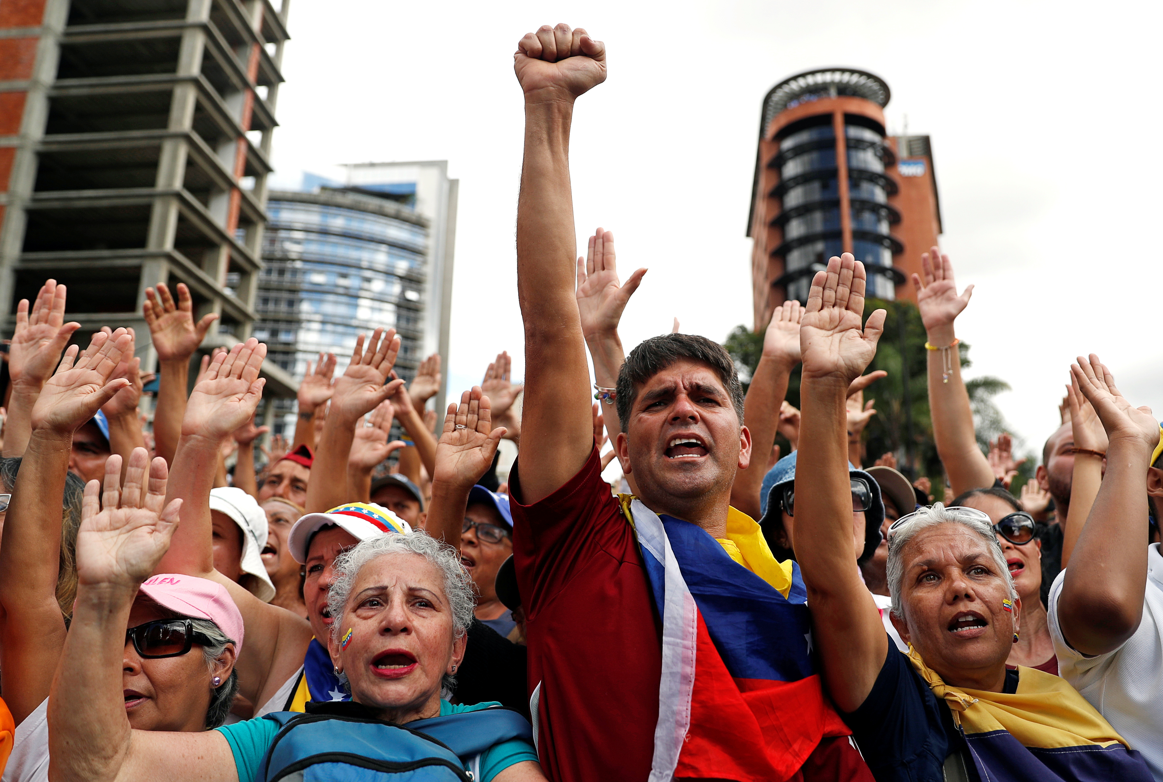 De vuelta a las calles: Protestas de venezolanos contra Maduro atraen a nuevas multitudes