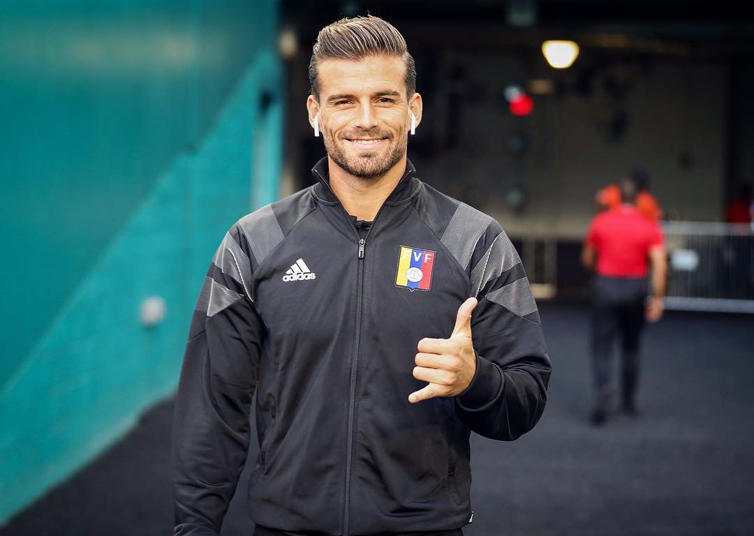 El futbolista venezolano Christian Santos pide la ayuda humanitaria llegue a Venezuela (video)