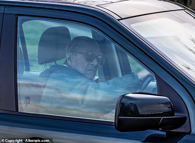 Terquedad real: El príncipe Felipe, de 97 años, vuelve a manejar después del accidente…sin cinturón de seguridad (foto)