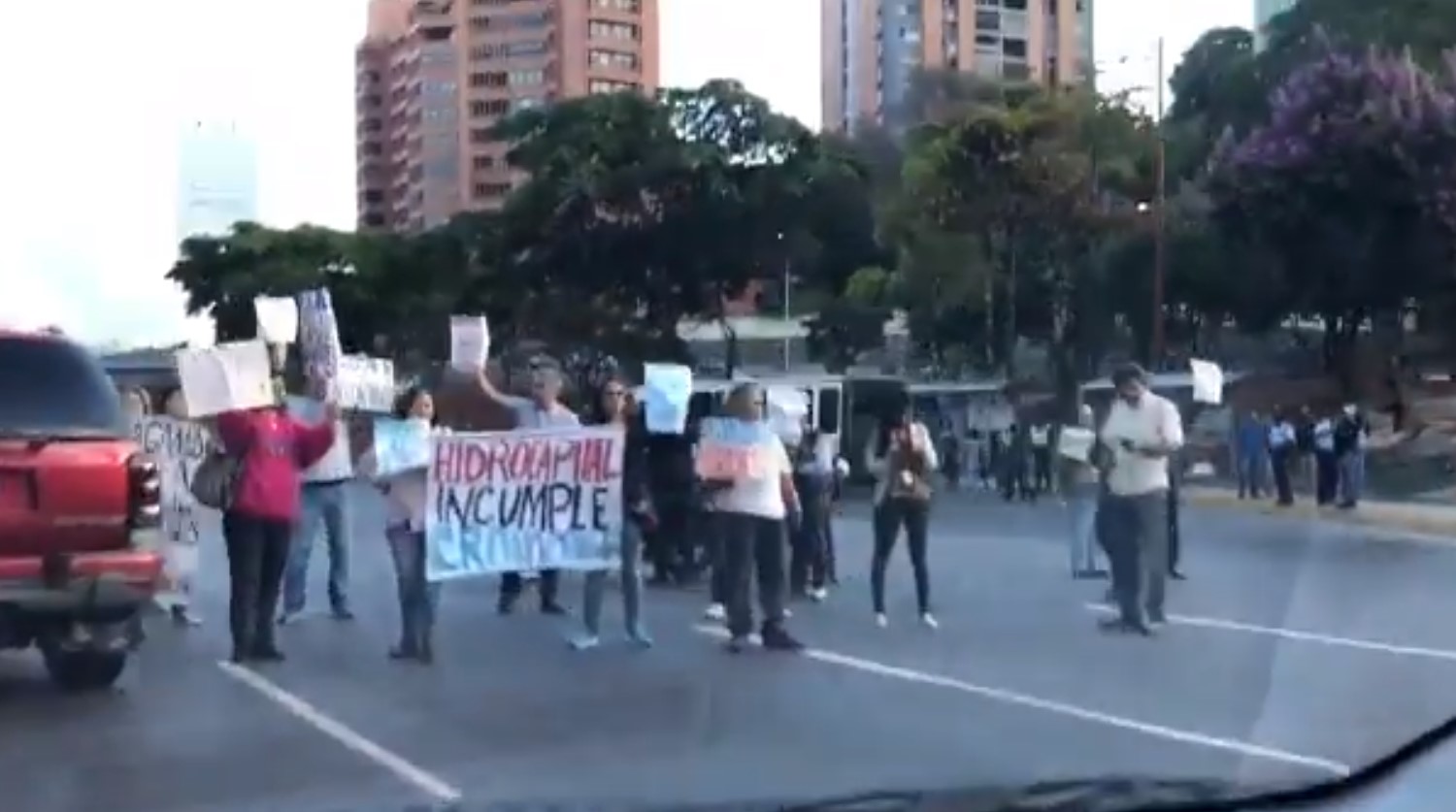 Protestan en la autopista Prados del Este por escasez de agua #14Ene