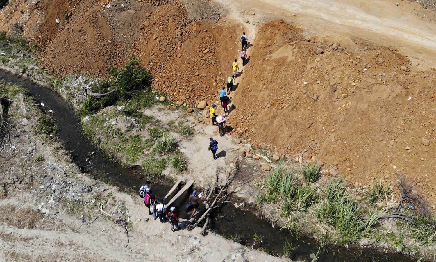 Grupos armados irregulares explotan a niños y adolescentes venezolanos en la frontera (Video)