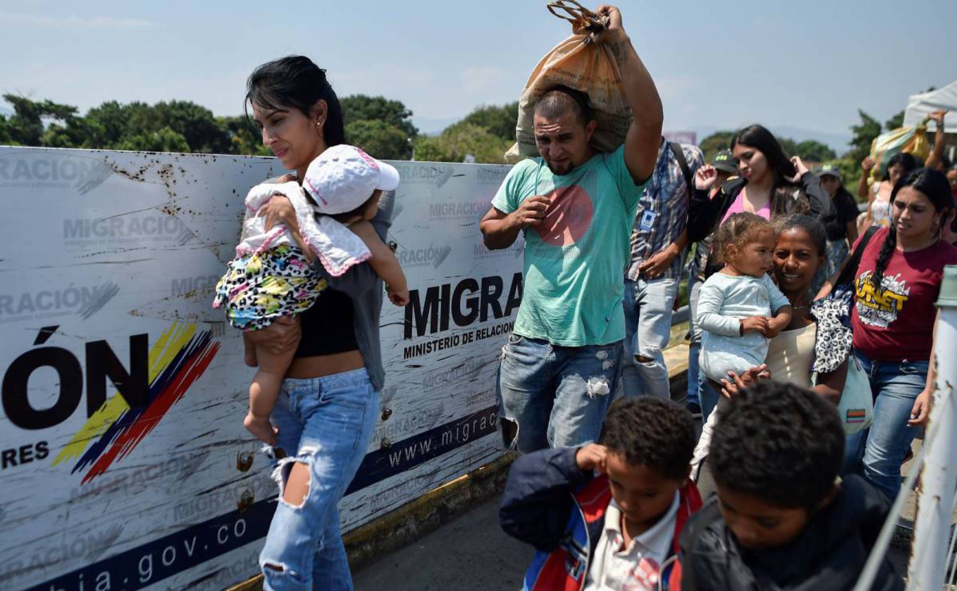 Venezolanos cruzan con sacos y carretillas hasta Cúcuta para buscar alimentos y medicinas