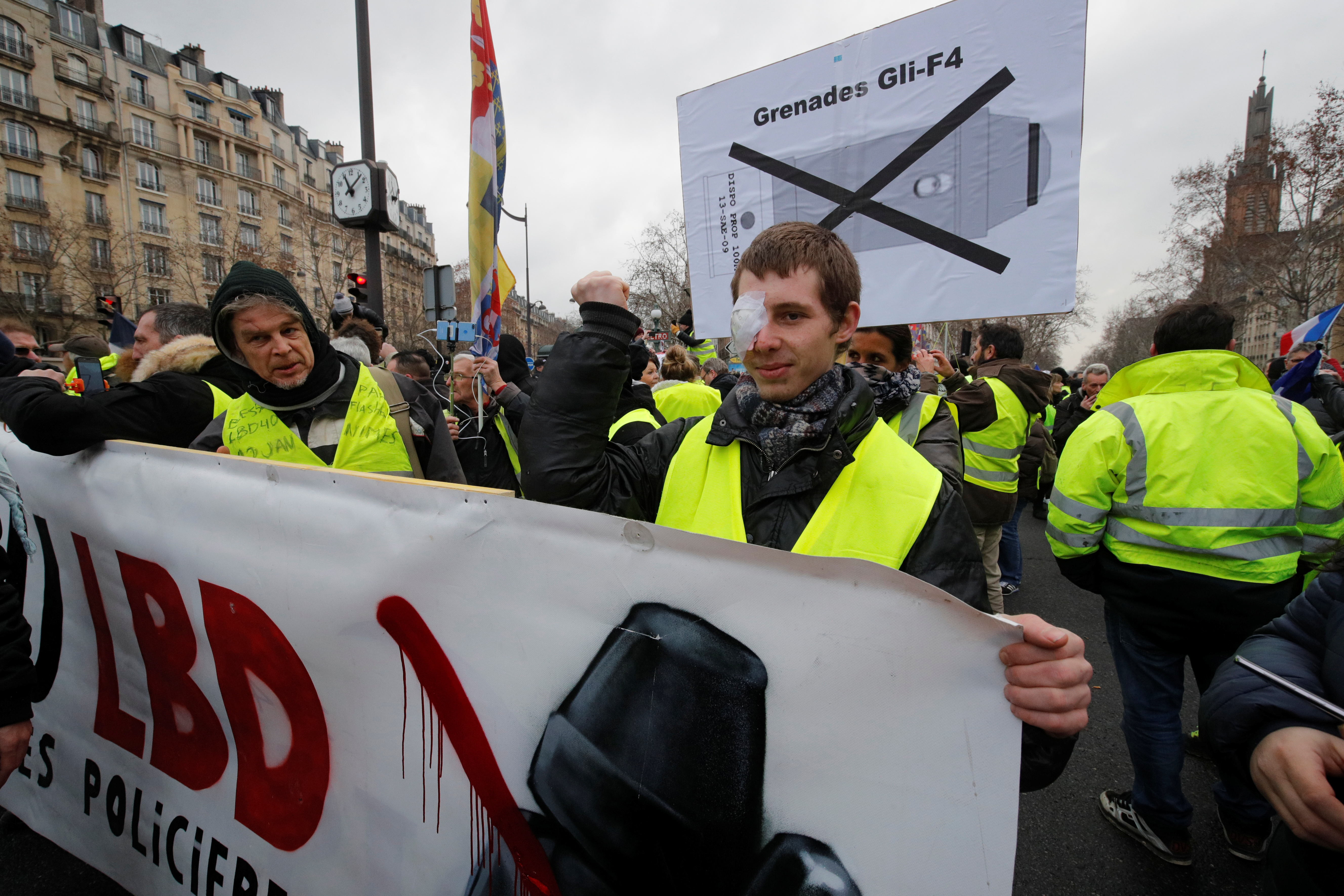 Macron responderá por crisis de chalecos amarillos tras incendio de Notre Dame