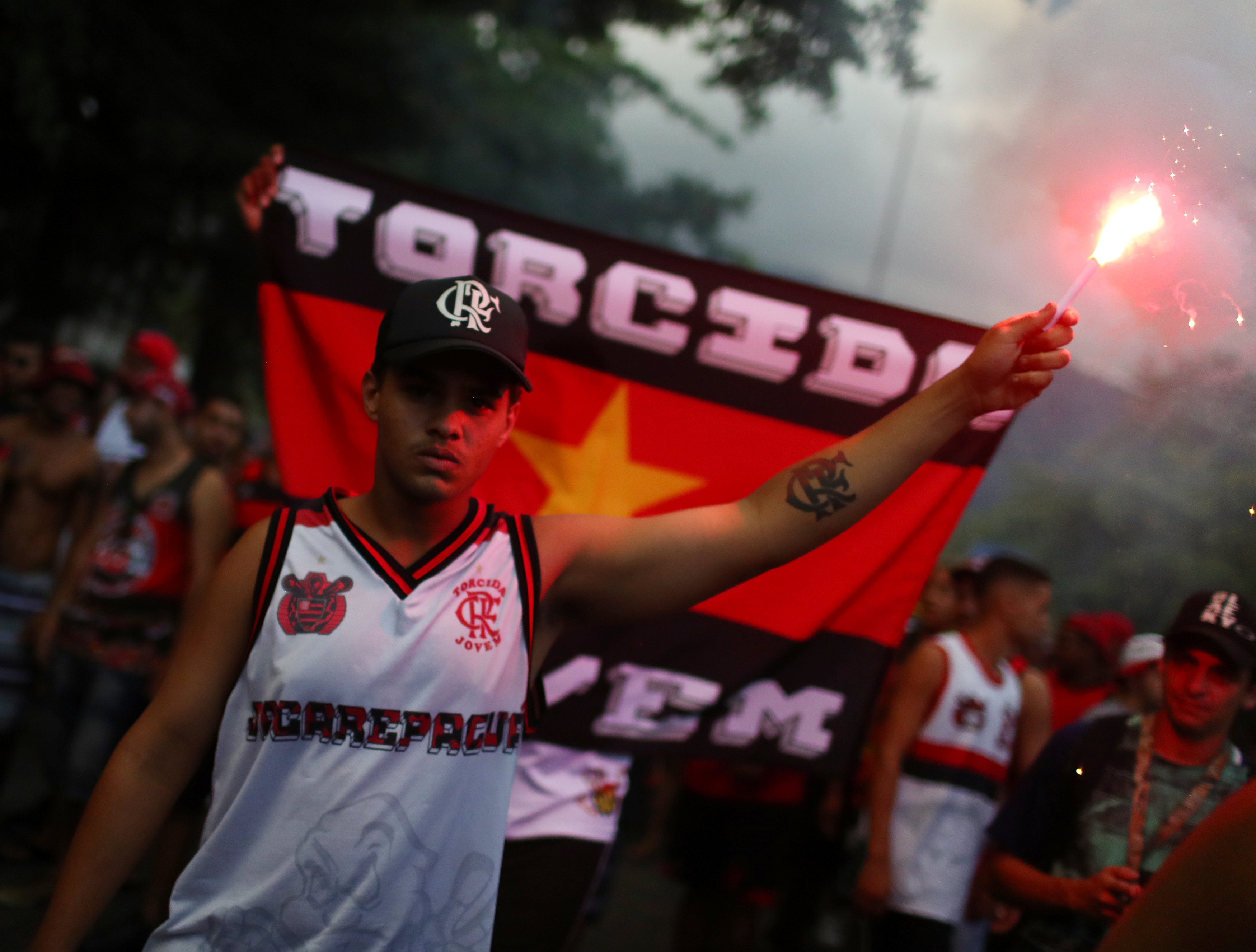 Hinchas del Flamengo rinden homenaje a los diez juveniles fallecidos durante incendio (Fotos y videos)