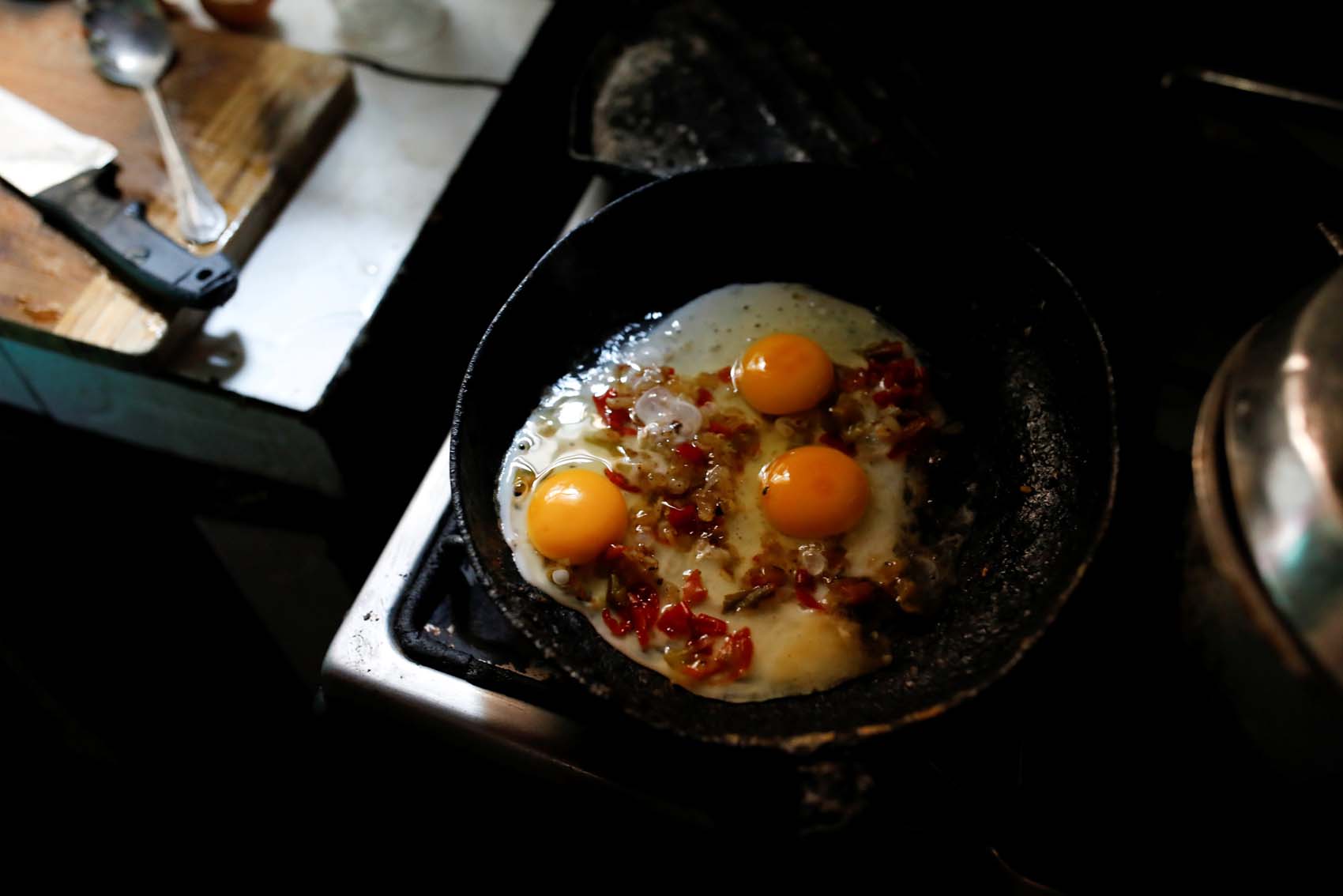 La razón por la que nunca debes lavar una sartén caliente