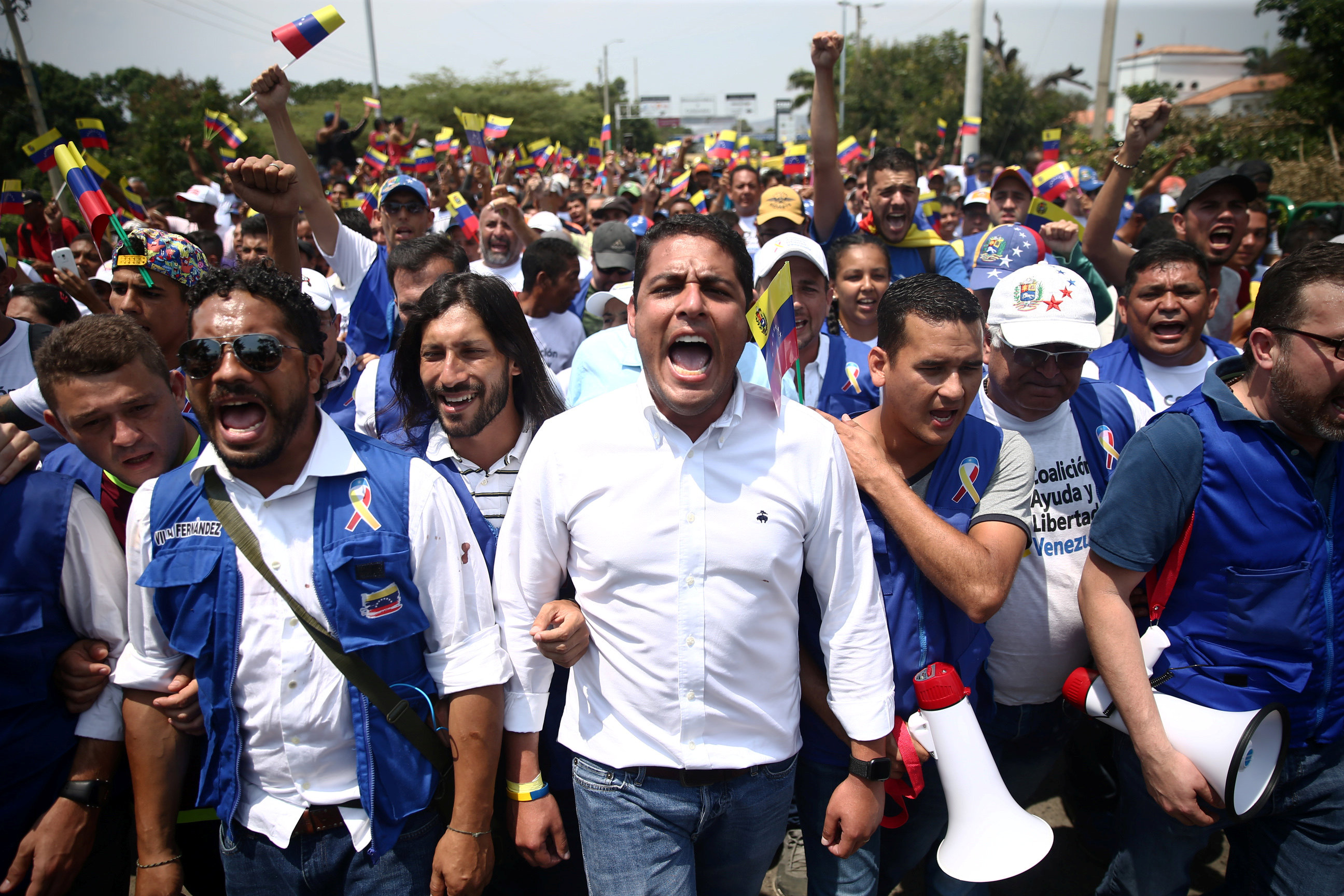 EN VIDEO: Golpean el rostro del diputado José Manuel Olivares en el puente Simón Bolívar