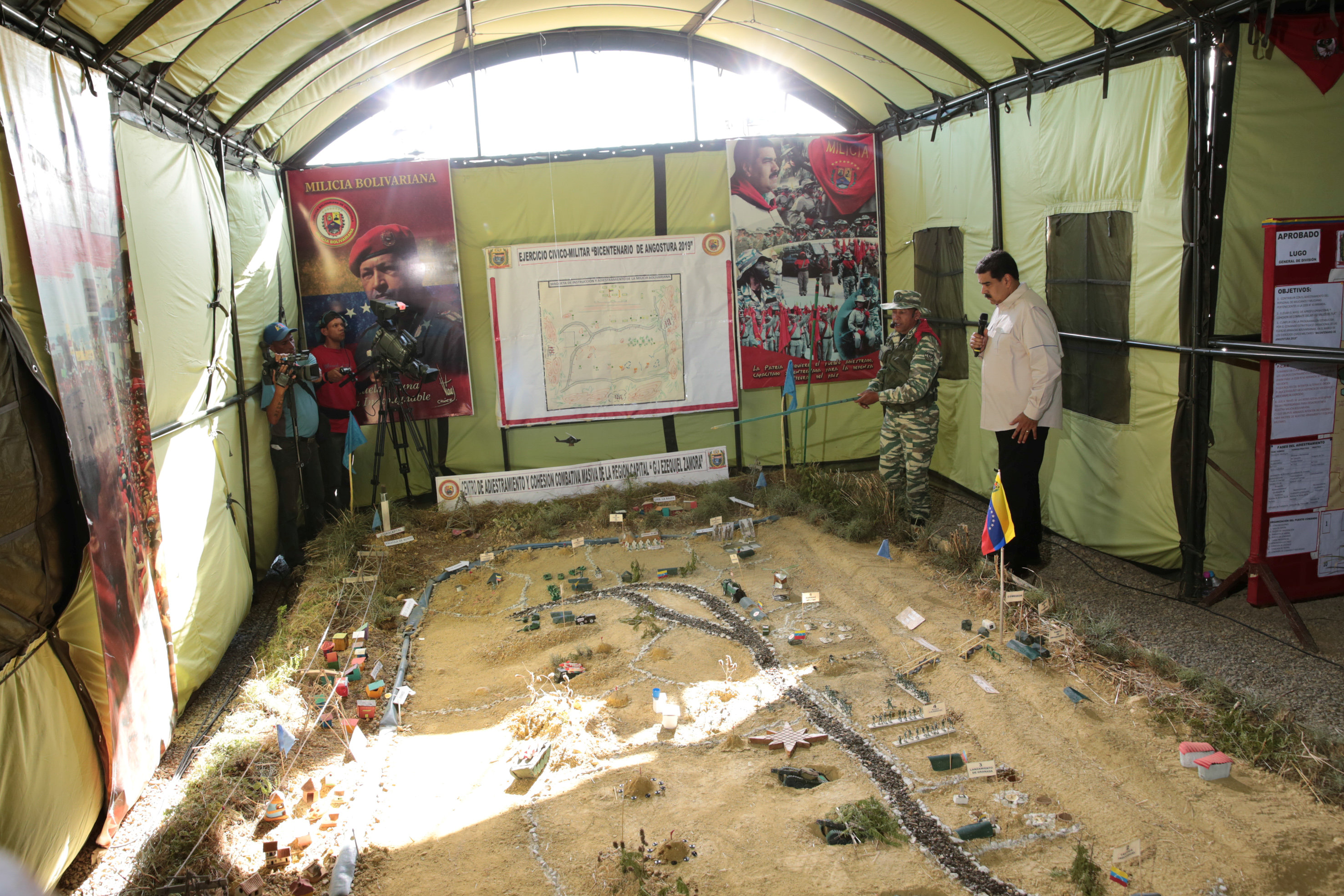 Maduro jugó a los soldaditos con una maqueta grandotota en una carpa chiquitica (FOTOS)