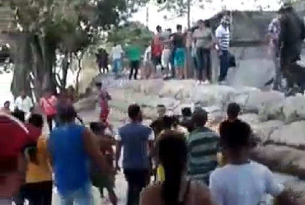 Esbirros de Maduro arremeten contra pobladores que intentan cruzar el Río Arauca (video)