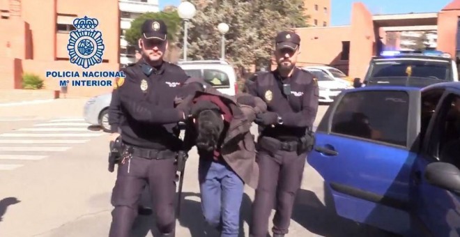 Detienen a joven español por matar y descuartizar a su madre… ¡para COMÉRSELA!