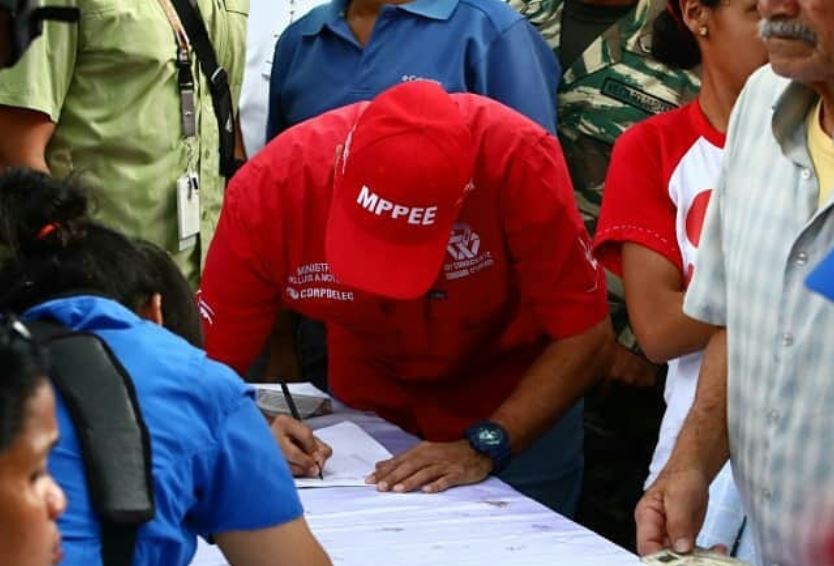 Mientras zonas de Caracas sufren apagón, Motta Domínguez firma un papel que Trump nunca verá