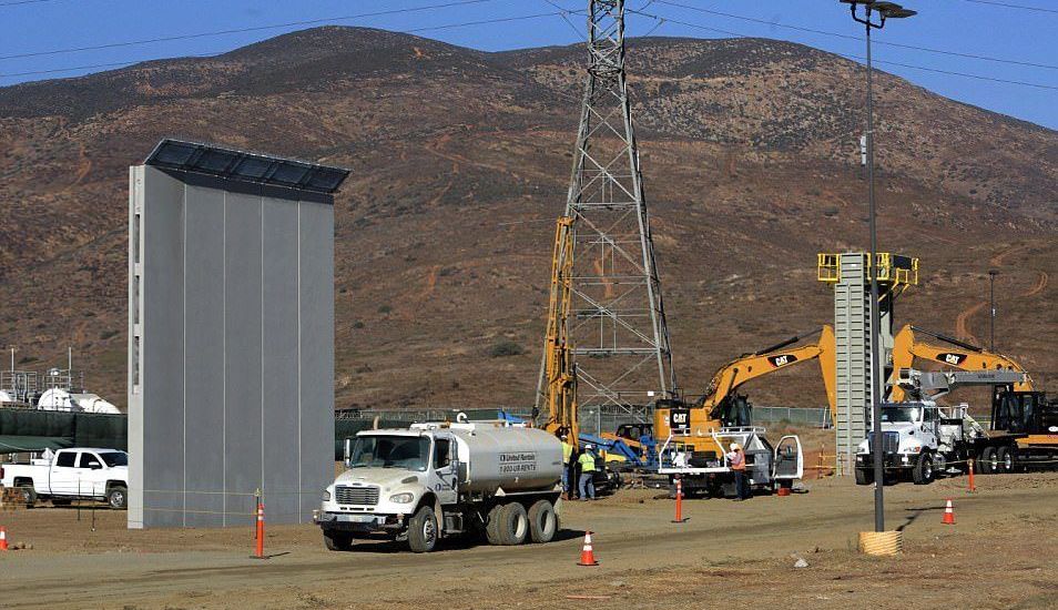 Estados Unidos destruye prototipos de muro en frontera con México