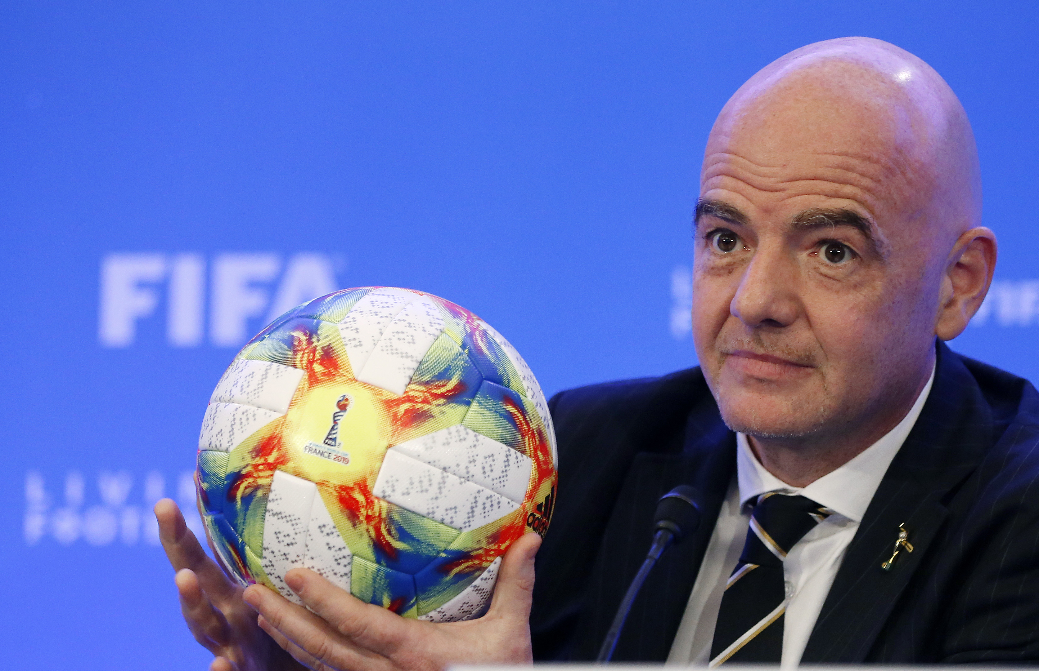 La Fifa irónica… Su presidente no sabe patear una pelota (VIDEO)