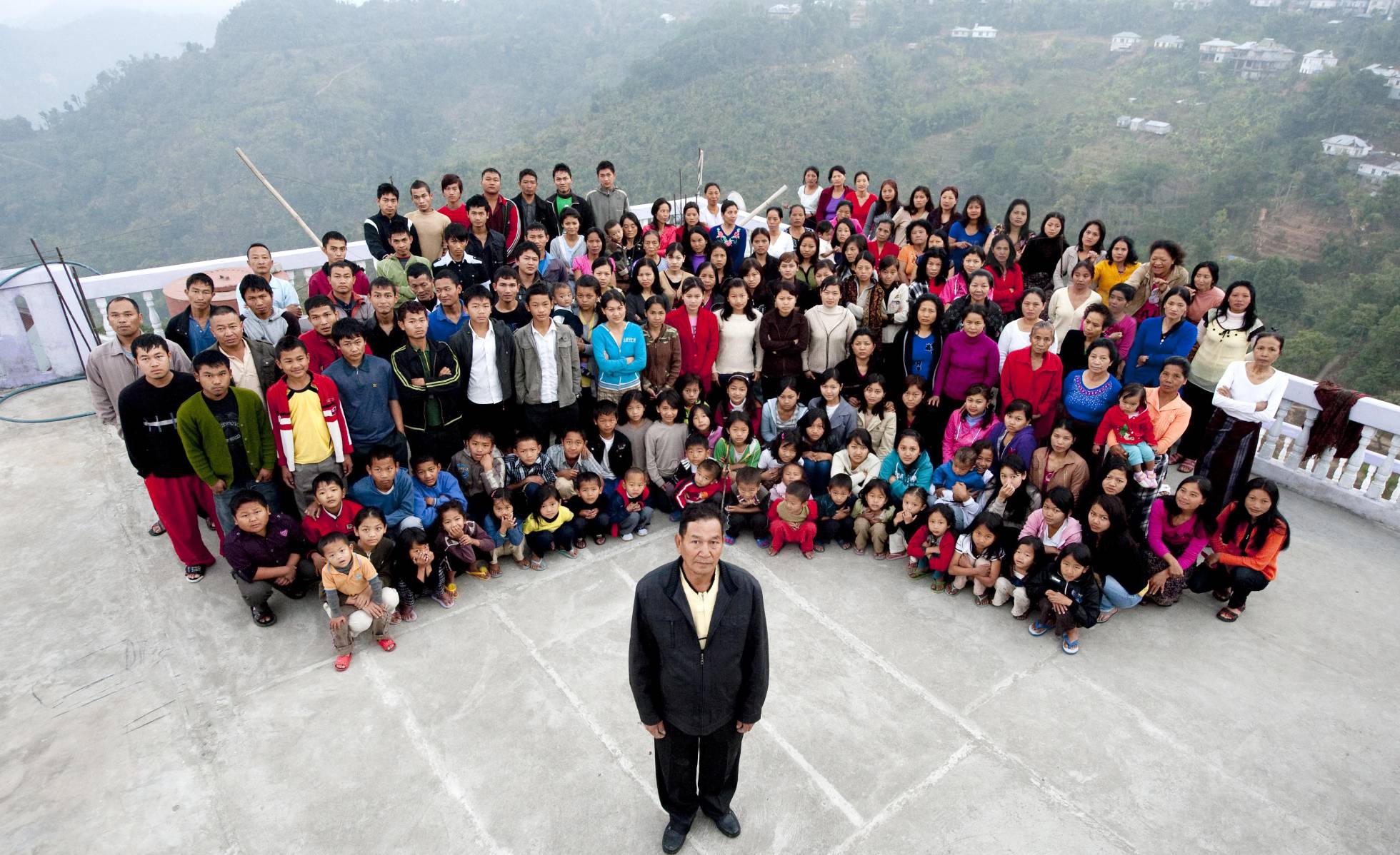 Conoce a la familia más grande del mundo … sus 180 miembros viven bajo este miso techo (fotos)