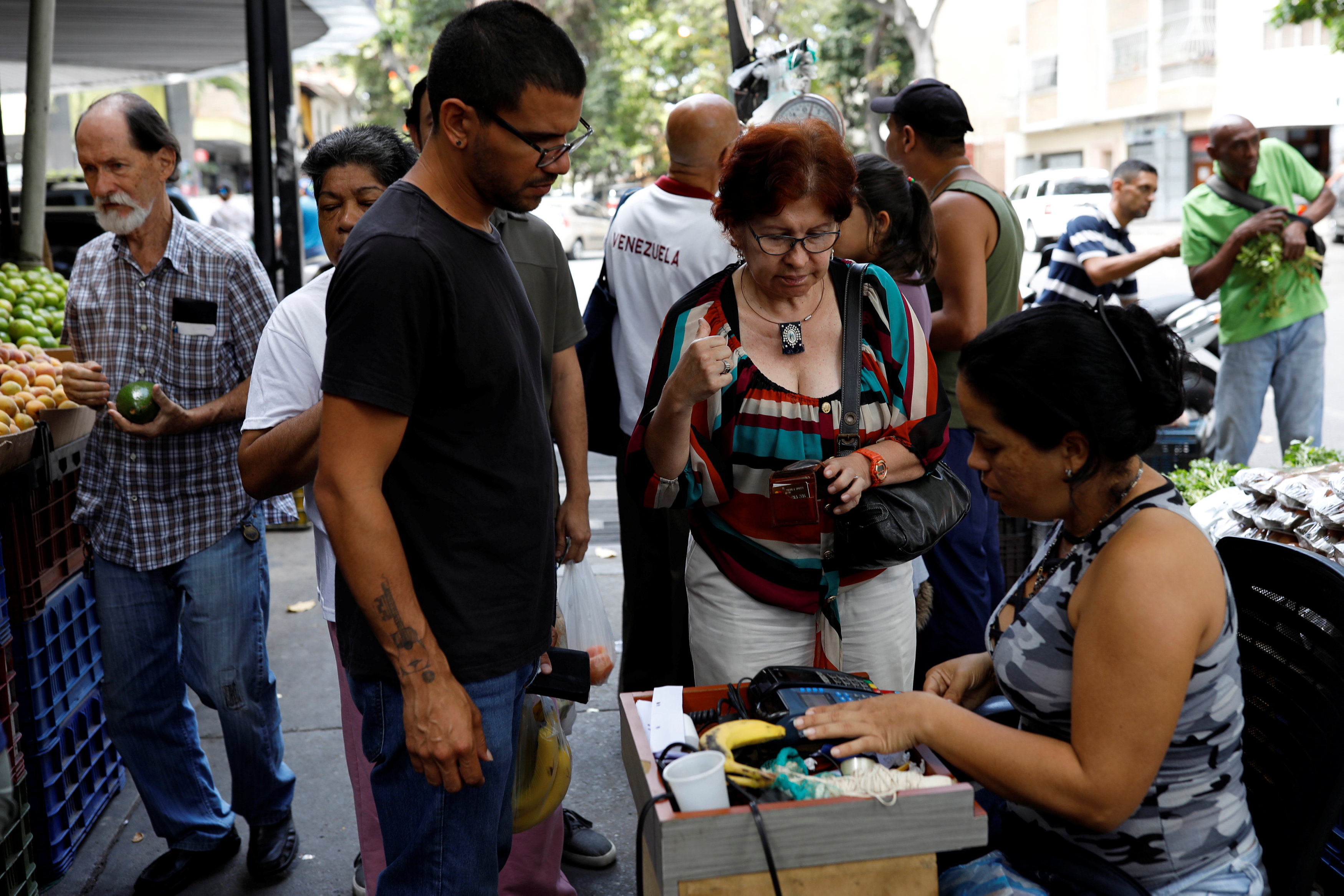 Venezolanos sobreviven a la hiperinflación con remesas y dejando de comer proteínas (Video)