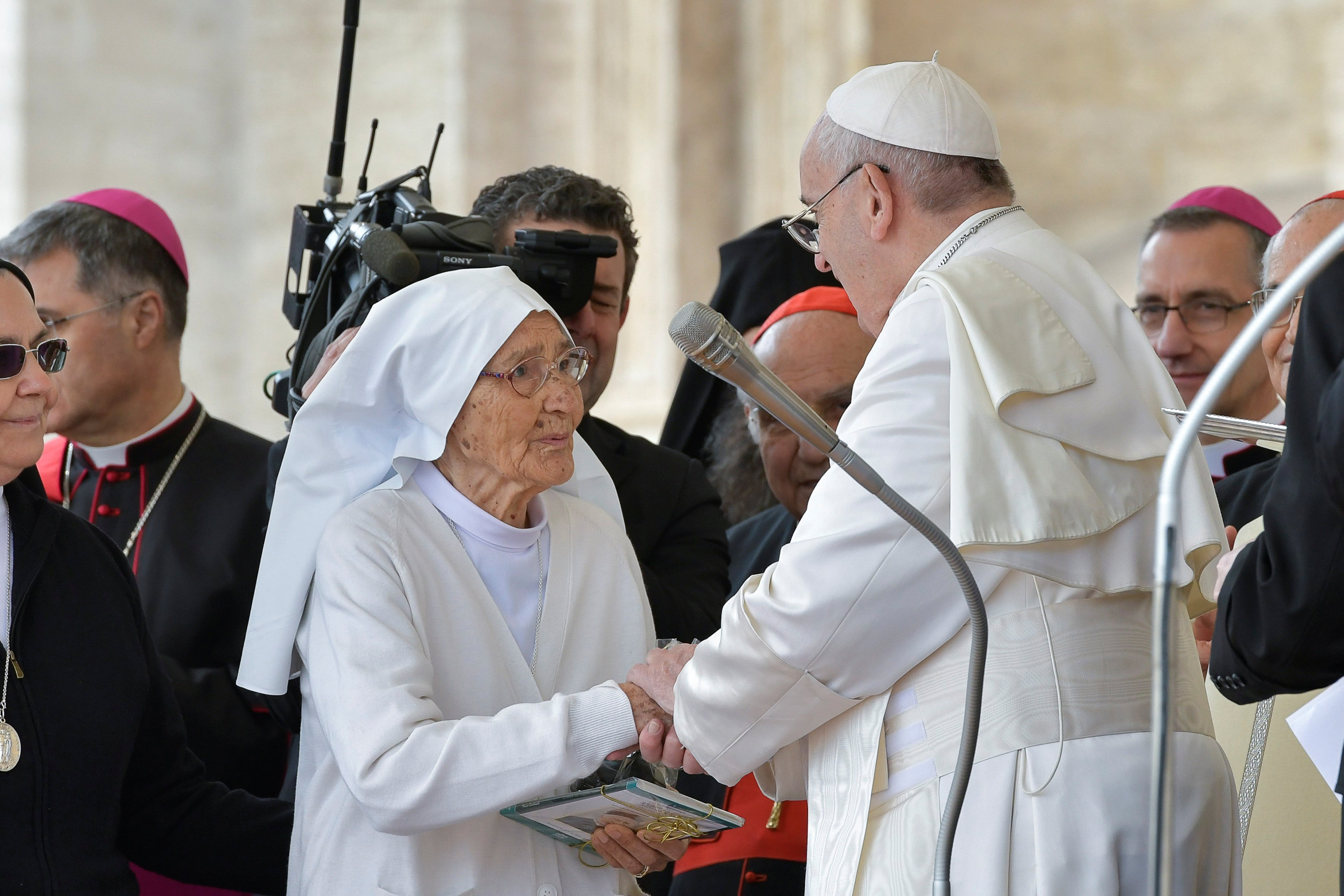 El papa Francisco volvió a permitir que le besen su anillo tras el polémico video (FOTO)