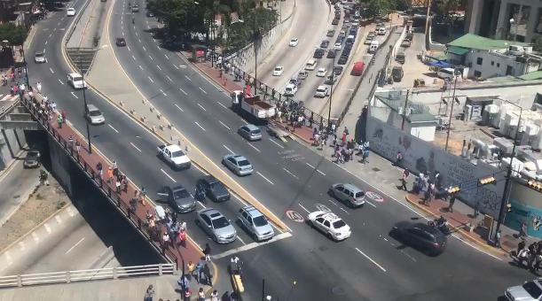 En Chacao, los caraqueños inician la travesía a pie tras nuevo apagón #25Mar (video)