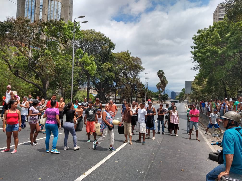 EN VIDEO: Caraqueños trancan la Francisco Fajardo en protesta por falta de agua #11Mar