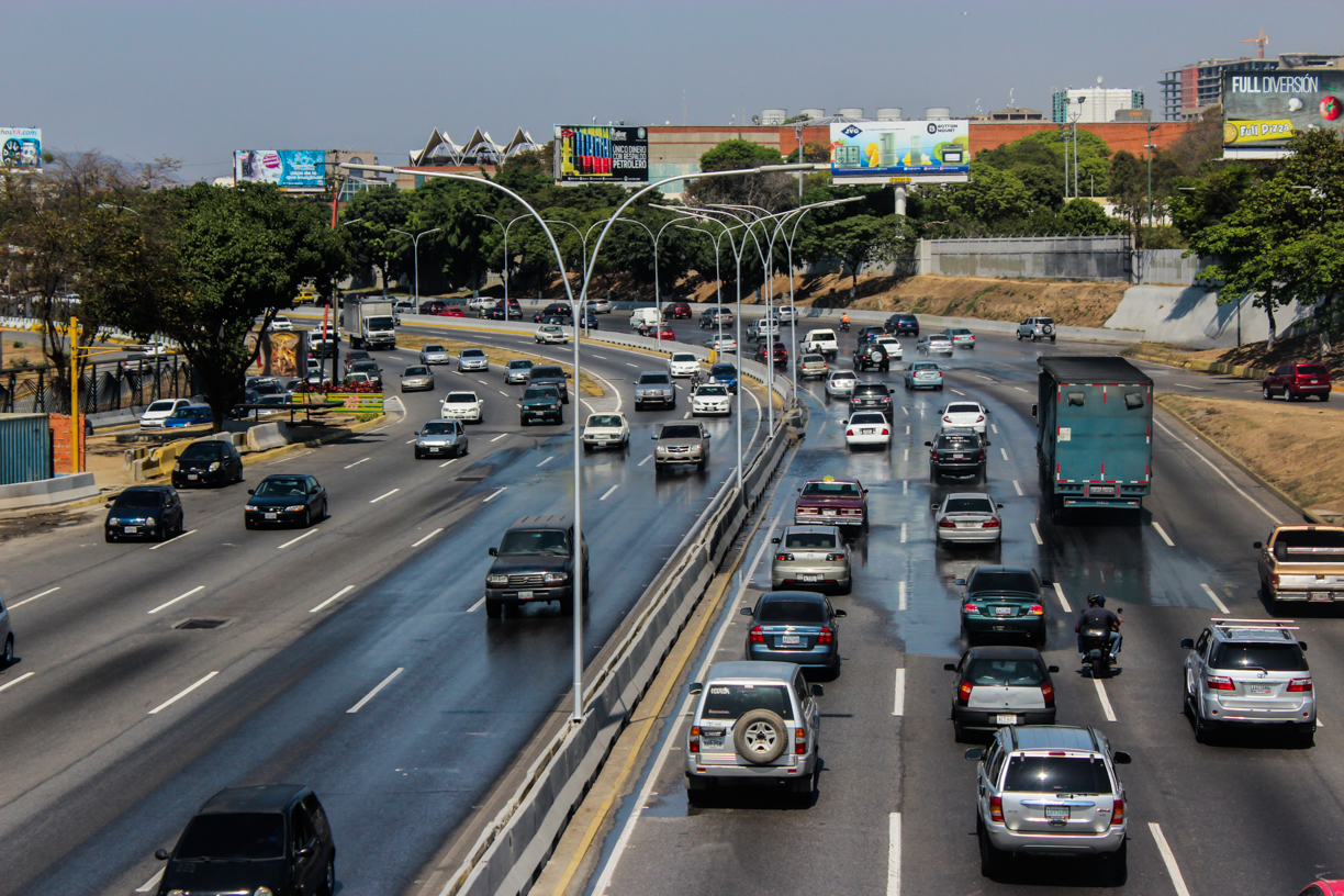 Tiroteo en la autopista Francisco Fajardo que dejó a una mujer tendida en el suelo (Videos)