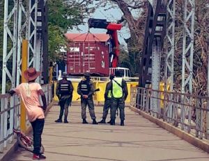 ¡La guarimba de Maduro sigue! Contenedores bloquean el paso en el puente Unión (FOTO)