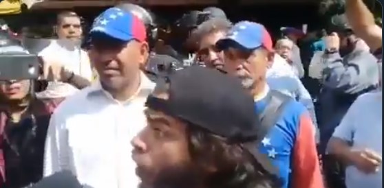 Indignación y desesperación: Así reacciona un joven venezolano ante el colapso eléctrico (VIDEO)