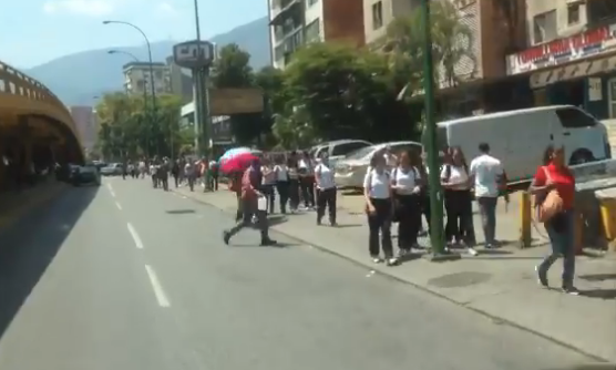 En el elevado Los Ruices caraqueños caminan para llegar a sus destinos #25Mar (video)