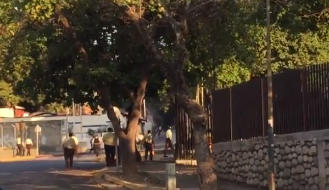 Reportan intento de saqueo a un supermercado cerca del C.C. Concresa (Video)