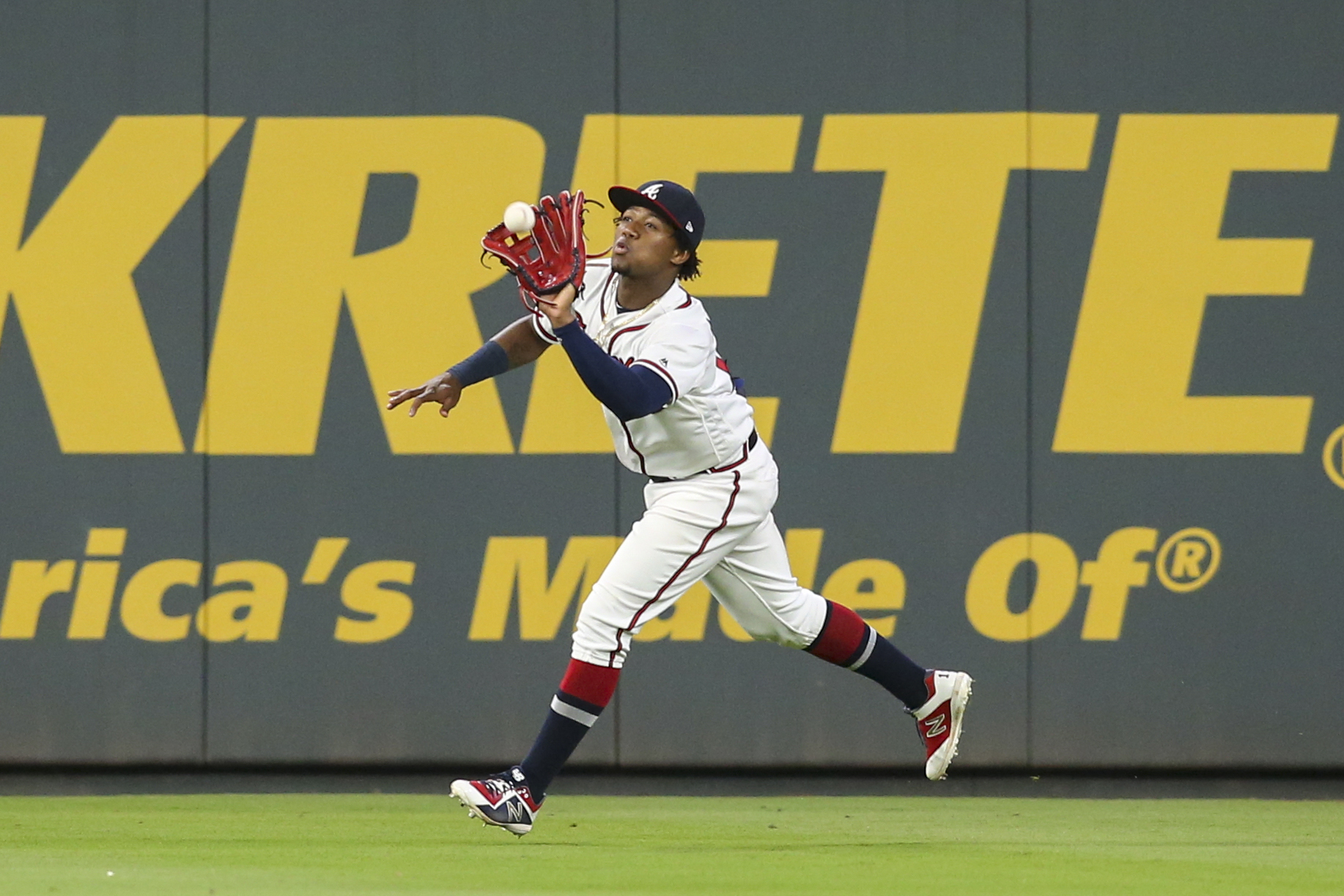 ¡DEMASIADO PODER! Ronald Acuña Jr. realizó un increíble out ante los Azulejos (VIDEO)