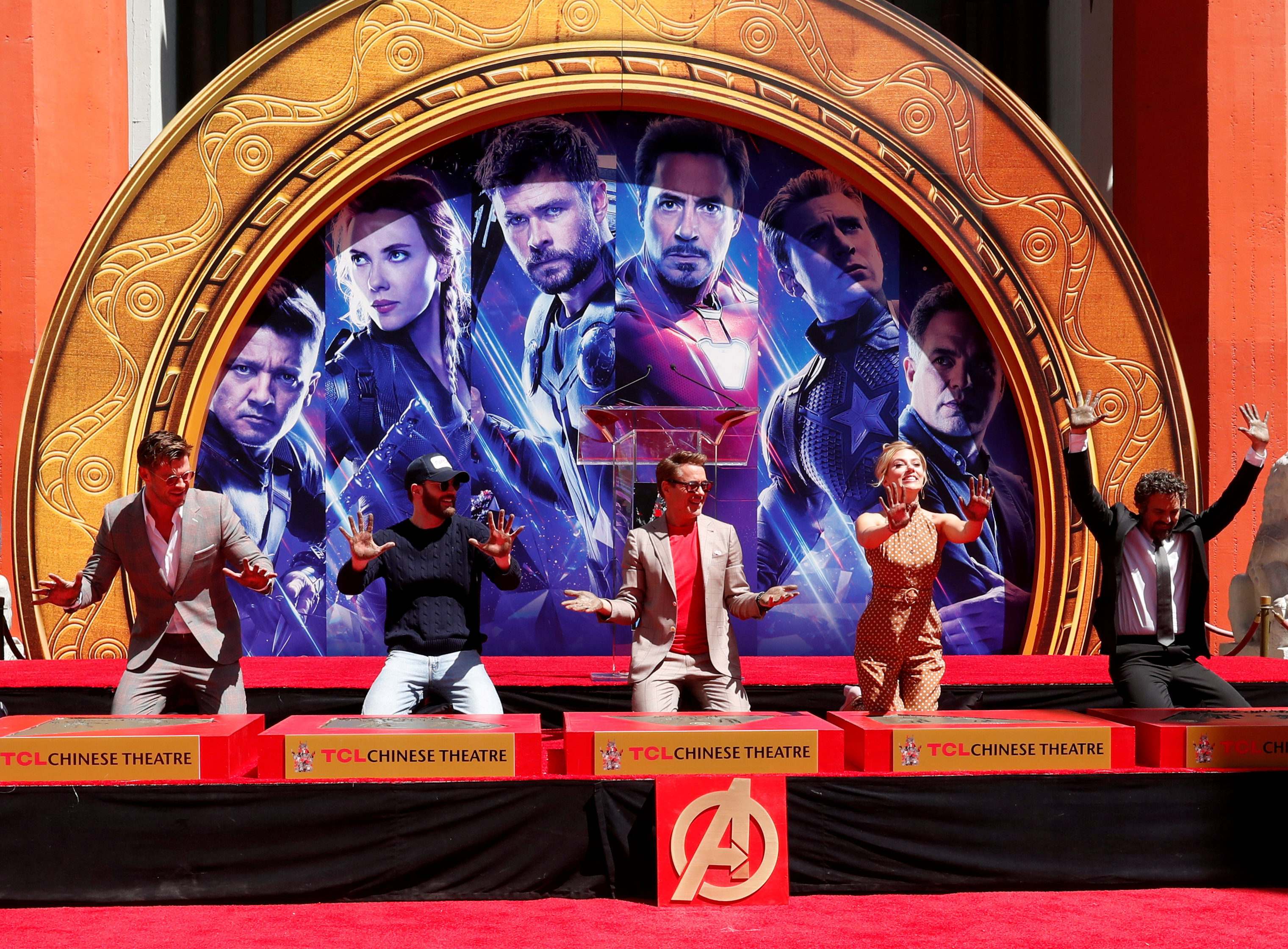 Actores de “Avengers: Endgame” dejan sus huellas en el Paseo de la Fama de Hollywood (Fotos)