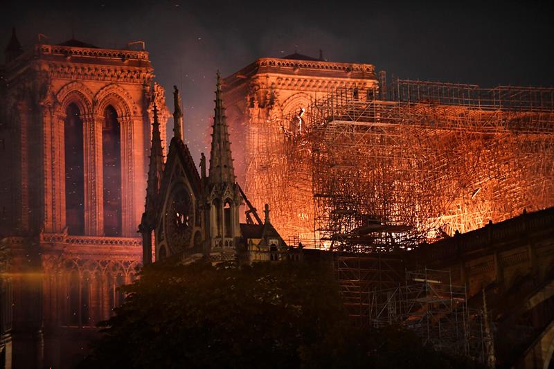 Por qué no se apagó el incendio de la Catedral de Notre Dame con abundante agua