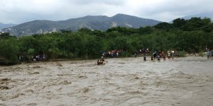 Un hombre fue arrastrado por el río Táchira cuando intentaba cruzar la frontera #2Abr (video)