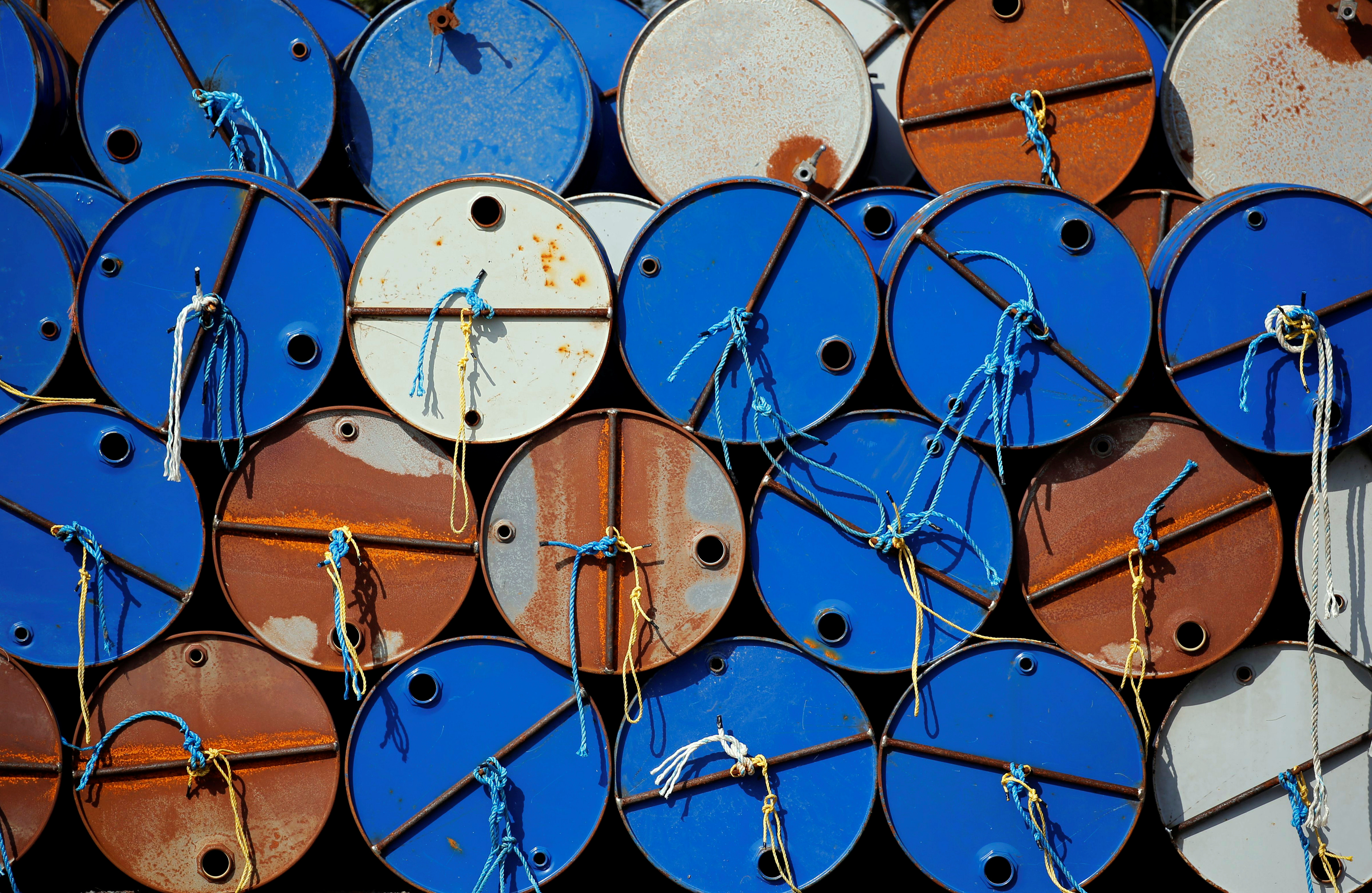 Barril de petróleo toca máximos de 2019 por recortes de Opep en medio de demanda estable