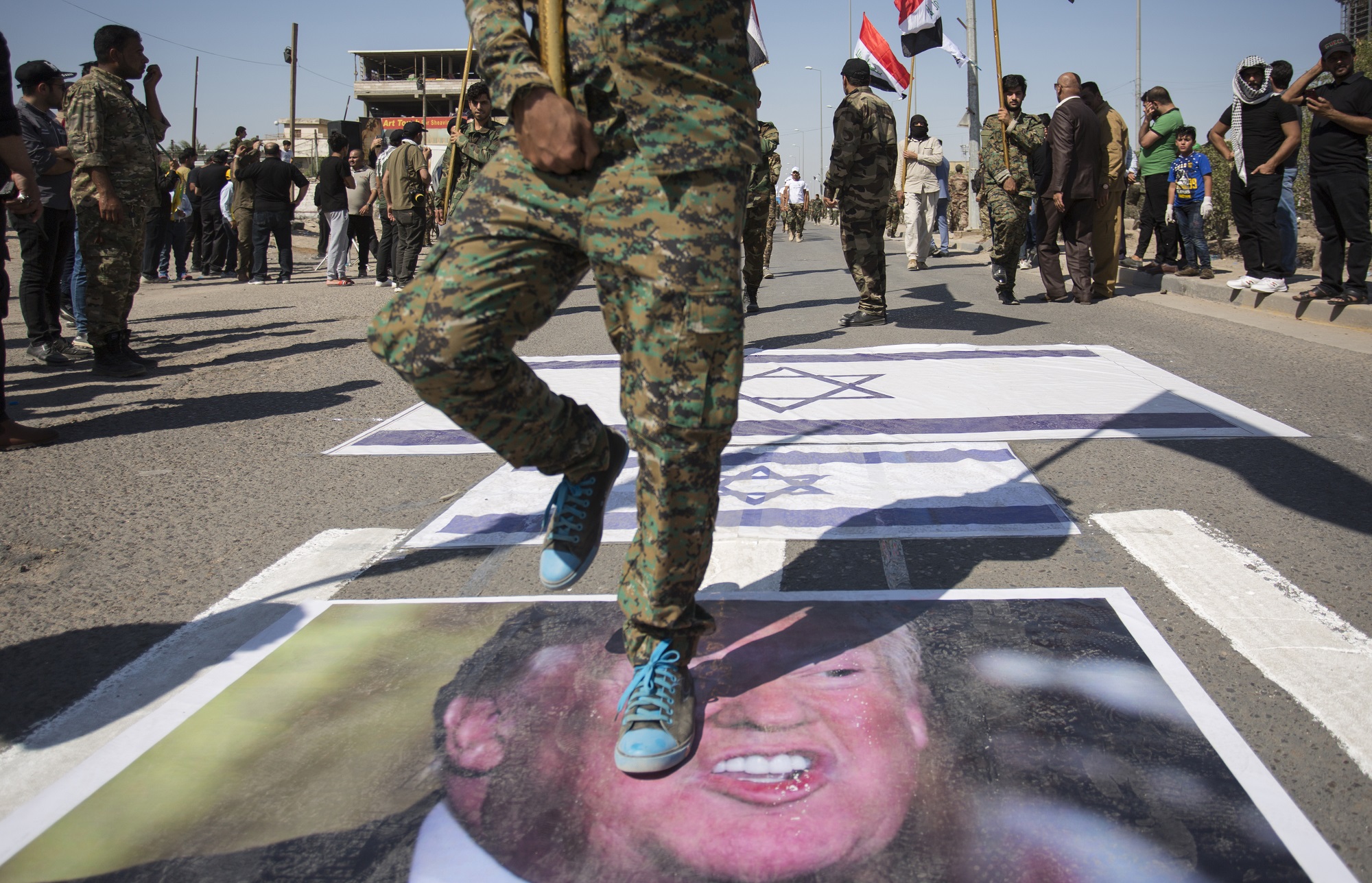 Queman bandera estadounidense y pisotean foto de Trump durante marcha en Irak