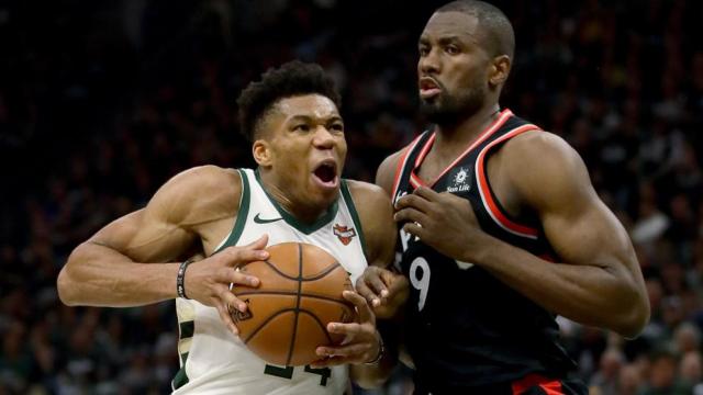 Serge Ibaka intenta frenar a un estelar Giannis Antetokounmpo (Jonathan Daniel / AFP)