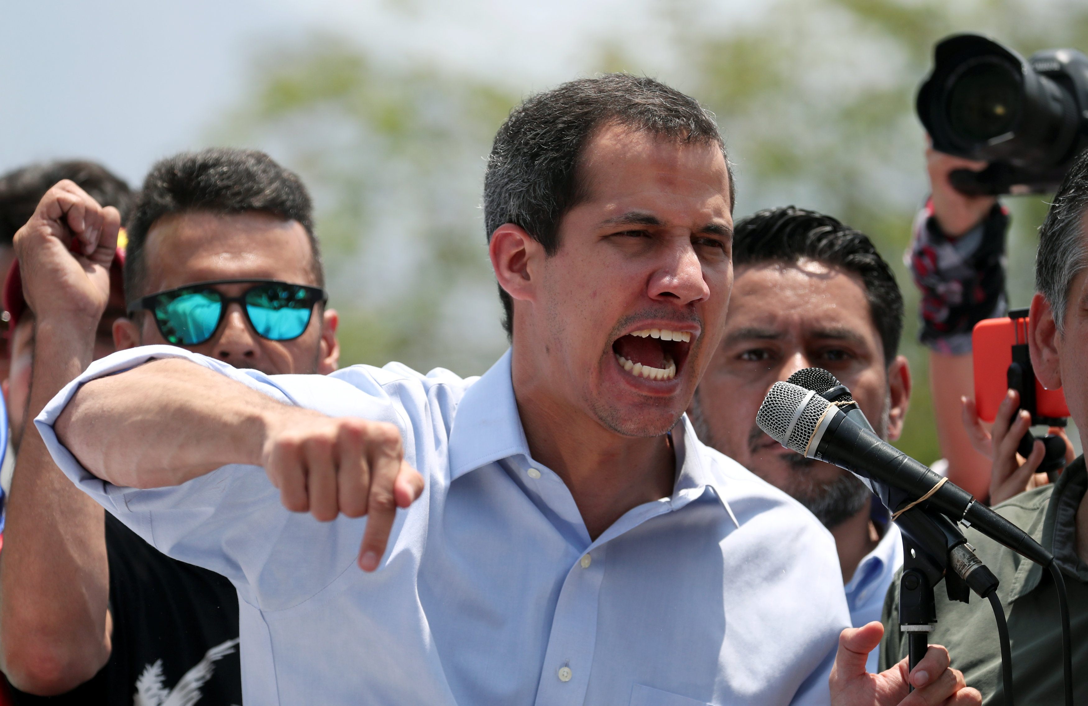 “Se van a hundir con el dictador”: El DURO mensaje que le envió Guaidó a la FAN