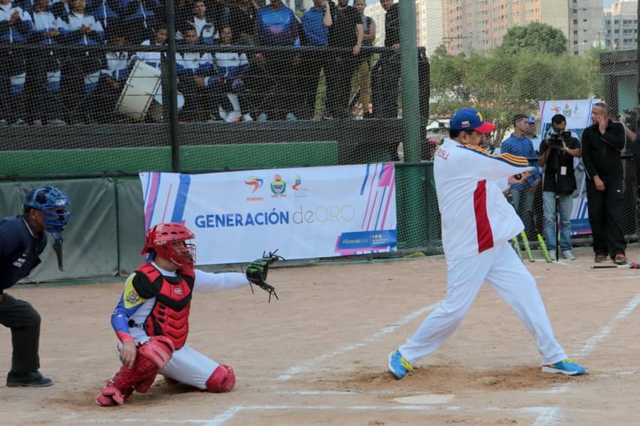 Ni en sóftbol… Fanb no logra sacar a Maduro del juego (VIDEOS)
