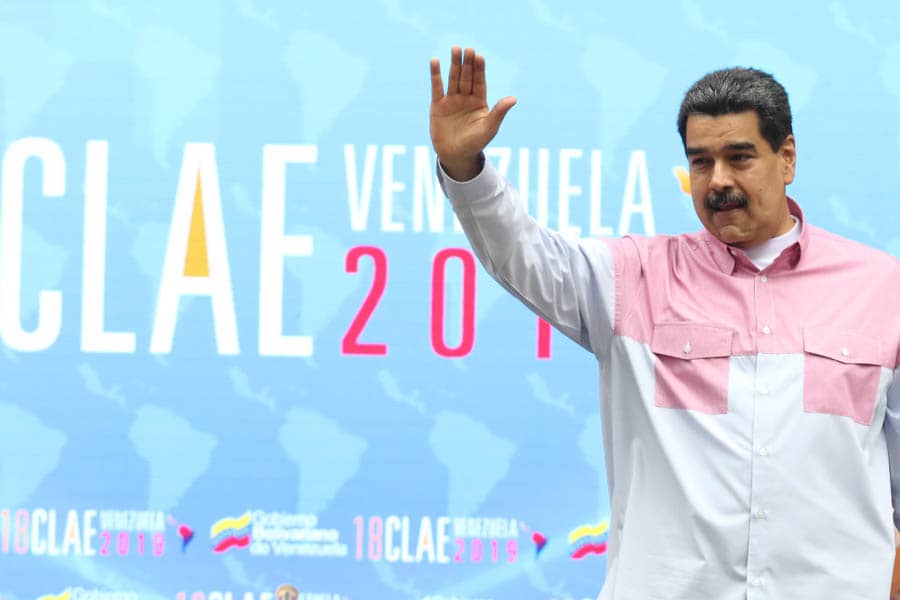 Red Fashion: El nuevo estilo de camisa de Maduro tiene un color particular (Fotos)