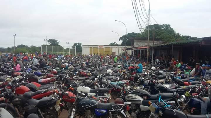 En Amazonas militarizan estación de servicio ante protesta de conductores (fotos)