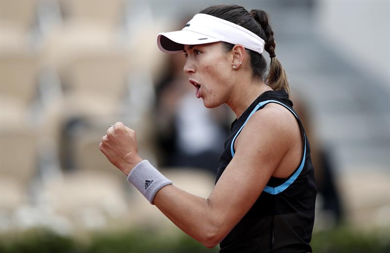 Muguruza avanza por la vía rápida a la tercera ronda en Roland Garros