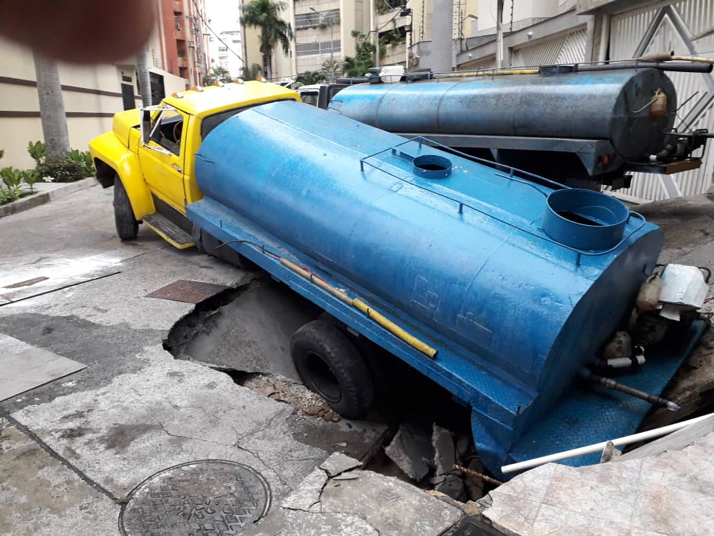 Camiones cisternas socava entrada de un edificio en Maracay (FOTOS)